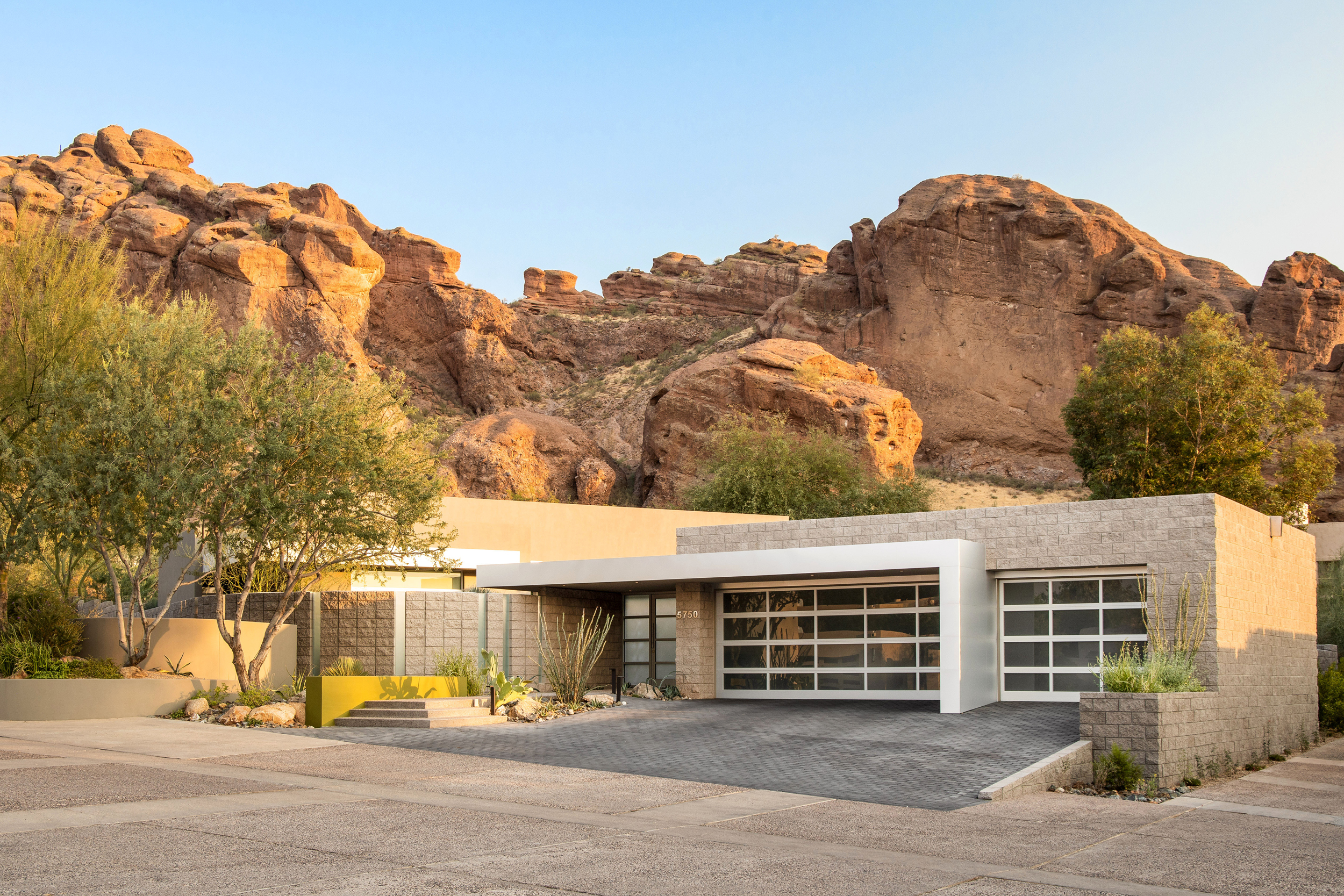 Birds Nest - Scottsdale Custom Home - Modern Architect - Kendle Design Collaborative (10) Echo Canyon Nestled within the confines of a wedge-shaped lot